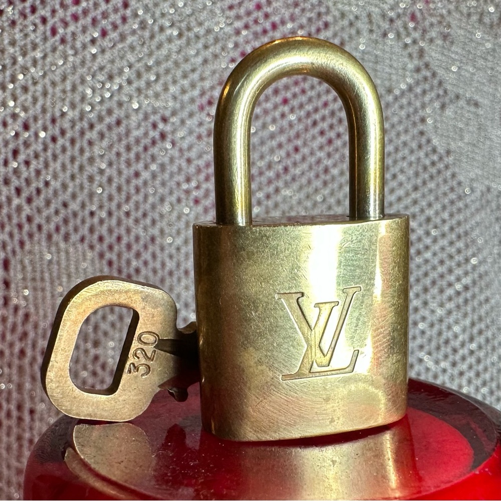 #320 Louis vuitton lock and key - Picture 7 of 9